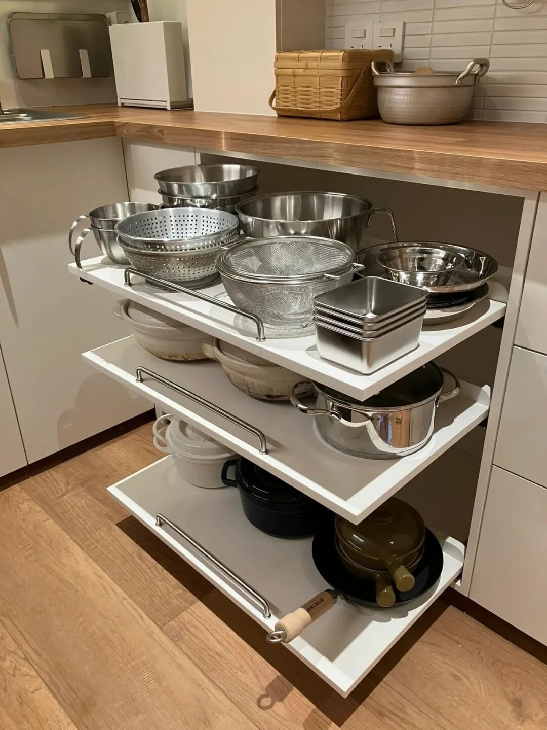 Nhìn 7 cách cất nồi chảo này tôi mới hiểu vì sao bếp nhà mình lúc nào cũng chật: Hóa ra trước giờ xếp sai hết- Ảnh 5.