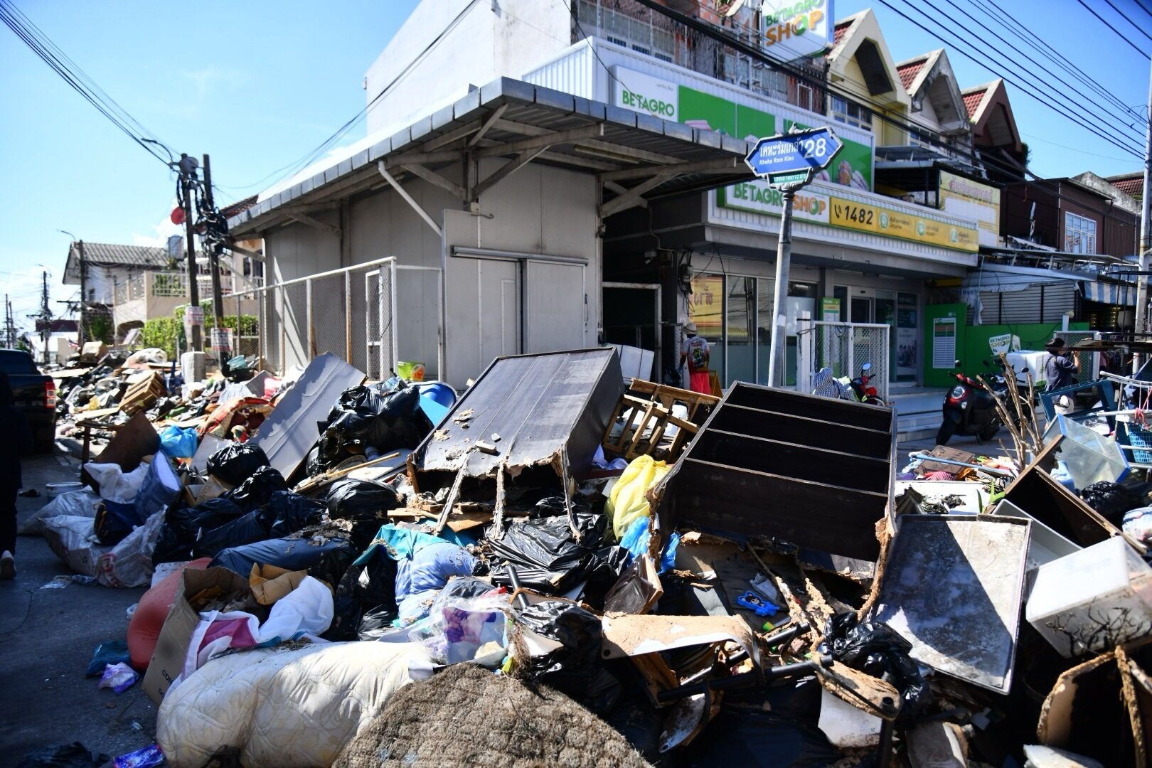 Bangkok ngập rác sau lũ, riêng một khu dân cư phát sinh 800 tấn trong ngày- Ảnh 2.