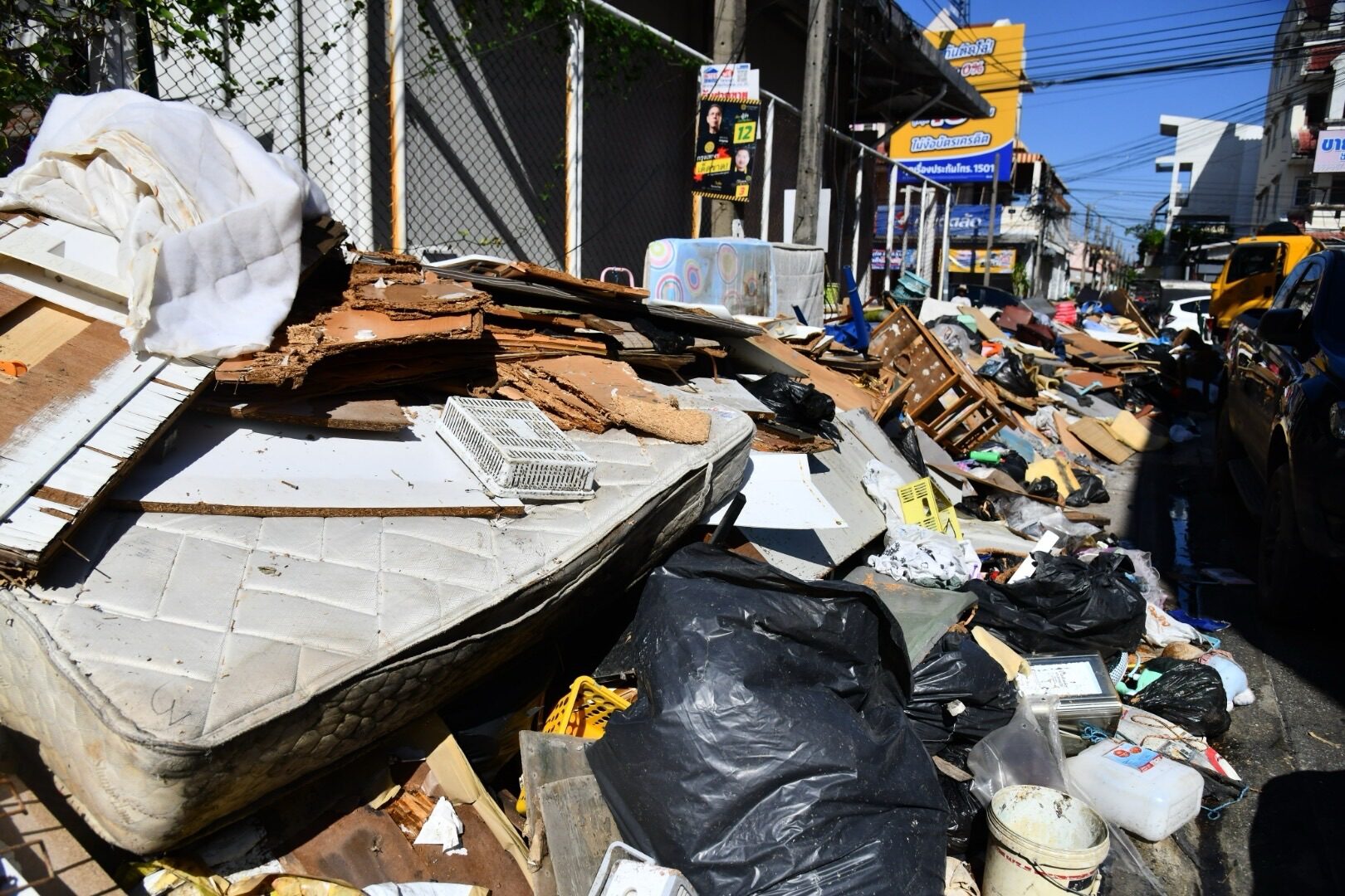 Bangkok ngập rác sau lũ, riêng một khu dân cư phát sinh 800 tấn trong ngày- Ảnh 1.