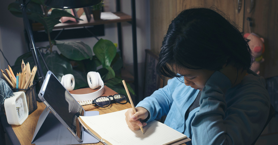 Cô bé 10 tuổi toàn học đến rạng sáng, sát kỳ thi lại từ chối tới trường, đằng sau là thực tế 80% trẻ mất ngủ không dám nói ra- Ảnh 1.