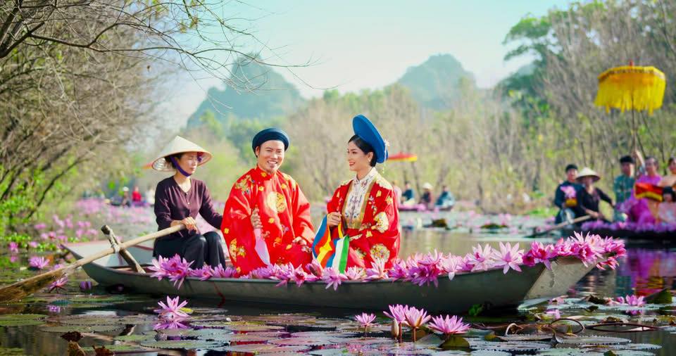 Nhan sắc vợ chân dài sinh 5 con cho nam nghệ sĩ đình đám sở hữu biệt phủ dát vàng ở Hà Nội- Ảnh 6.