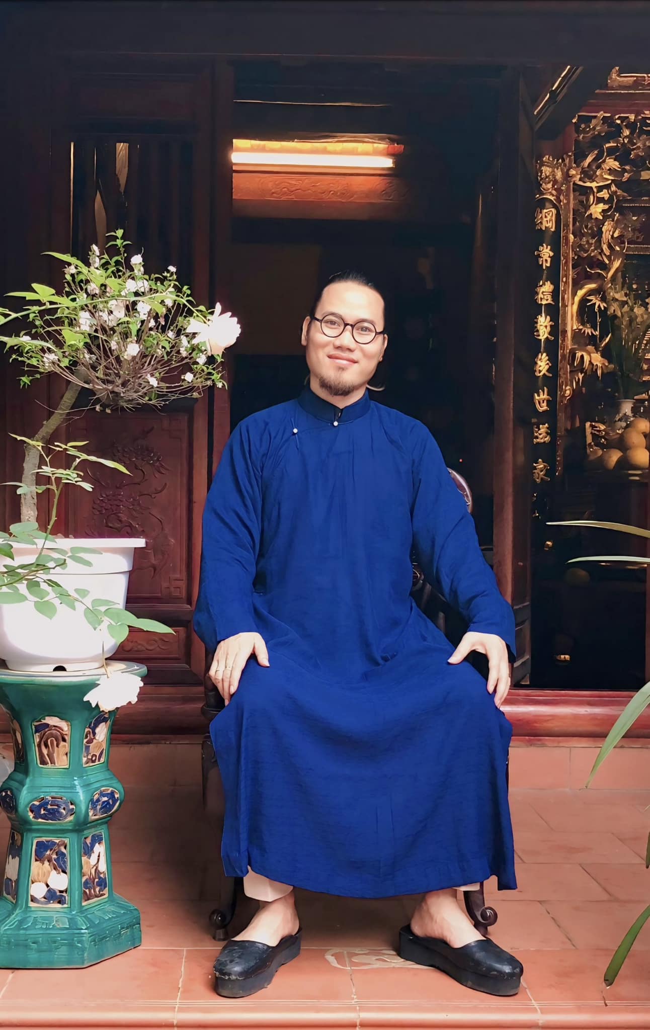 Nhan sắc vợ chân dài sinh 5 con cho nam nghệ sĩ đình đám sở hữu biệt phủ dát vàng ở Hà Nội- Ảnh 1.