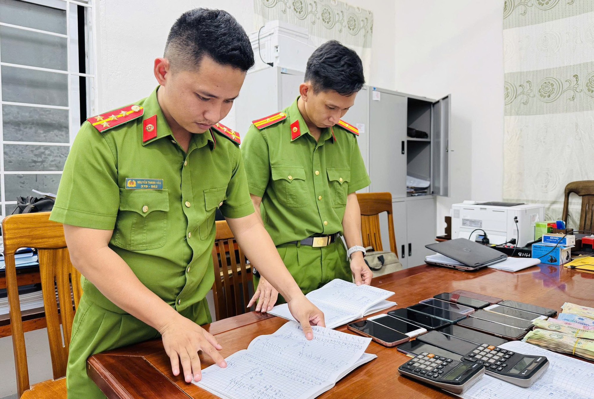 8 tổ công tác đồng loạt khám xét, bắt Nguyễn Thị Mỹ Ca cùng nhiều người khác - Ảnh 2.