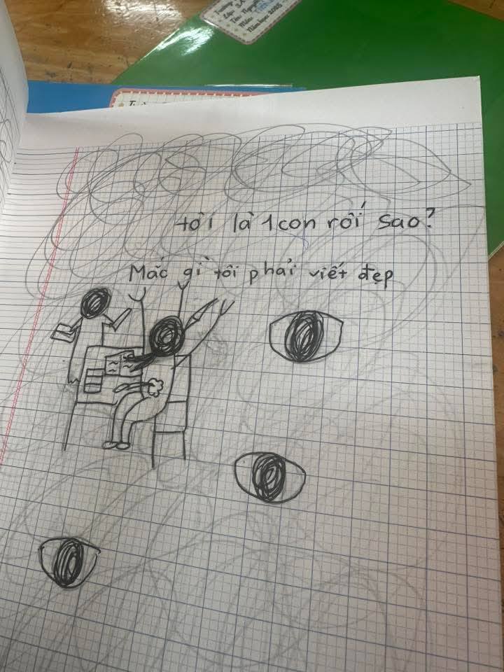 Đi họp phụ huynh vô tình thấy hình vẽ trong vở nháp của con, bà mẹ hốt hoảng: Em hoang mang quá!- Ảnh 1.