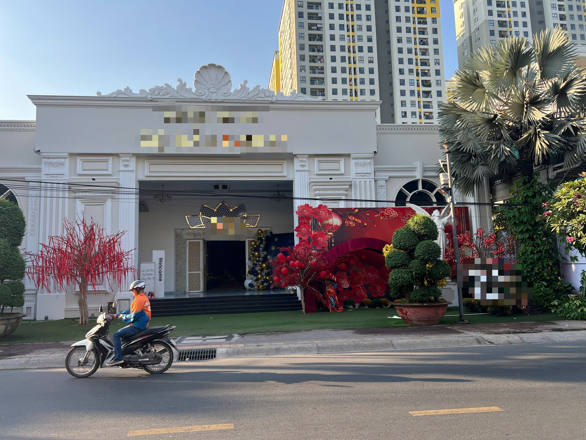 Nữ công nhân gục xuống sân khấu và tử vong tại tiệc tất niên 2026 - Ảnh 1.