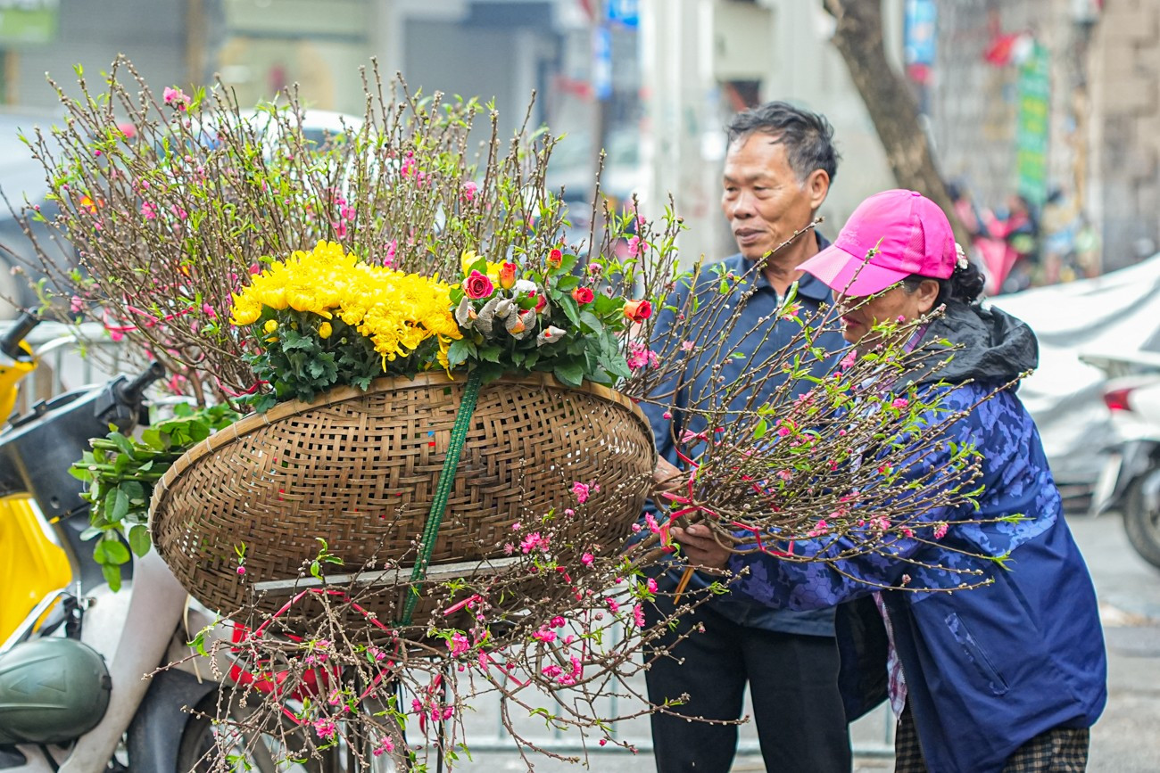 Chợ hoa Hàng Lược 'đánh thức' Tết Bính Ngọ giữa lòng phố cổ- Ảnh 17.