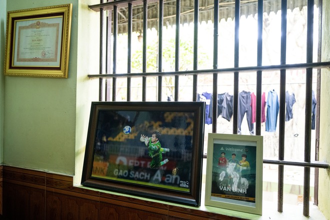 Về Nghệ An nghe chuyện chưa kể về thủ môn Cao Văn Bình: "Ai nghĩ nó là dân thể thao đâu, hiền quá"- Ảnh 5.