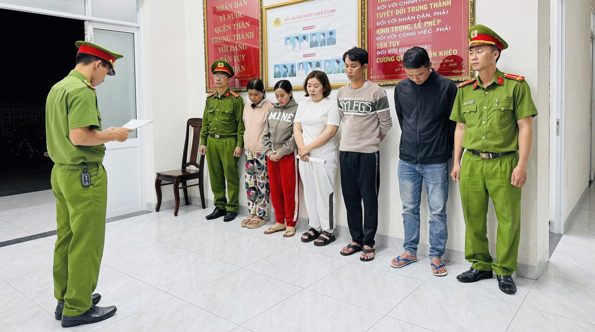 8 tổ công tác đồng loạt khám xét, bắt Nguyễn Thị Mỹ Ca cùng nhiều người khác - Ảnh 1.