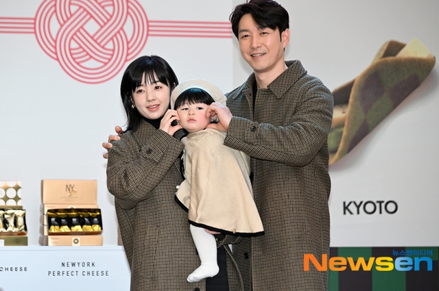 Nhóc tỳ 1 tuổi giàu nhất showbiz lần đầu dự sự kiện, visual mẹ bé gây sốc toàn cõi mạng- Ảnh 1.