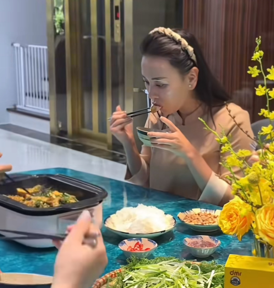 Phương Oanh không còn đeo nhẫn cưới- Ảnh 1.