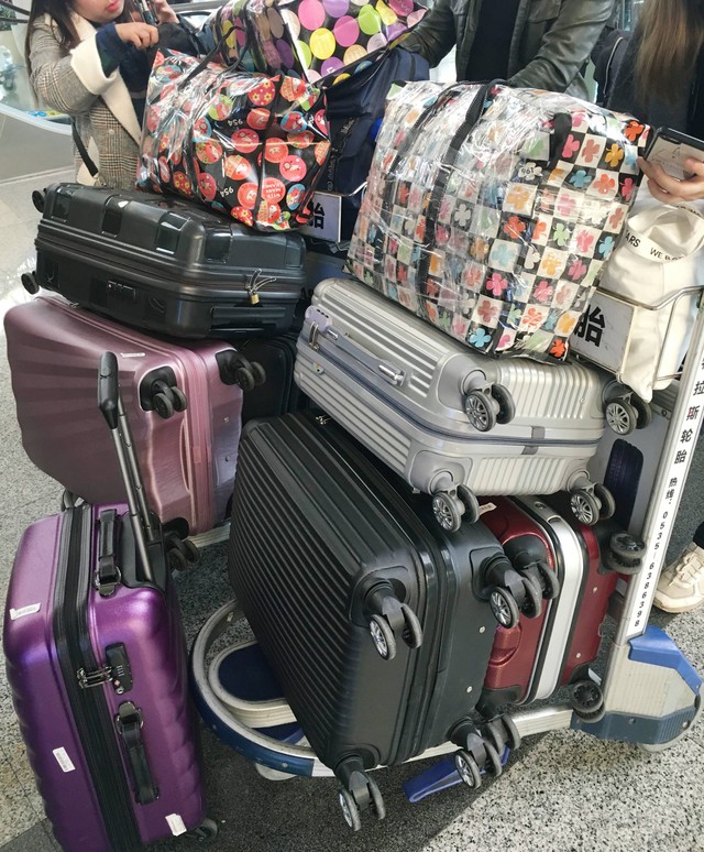 Khách Việt bị giữ lại ở sân bay Trung Quốc, phải mở tung vali để kiểm tra, nguyên nhân từ một vật quen thuộc- Ảnh 4.