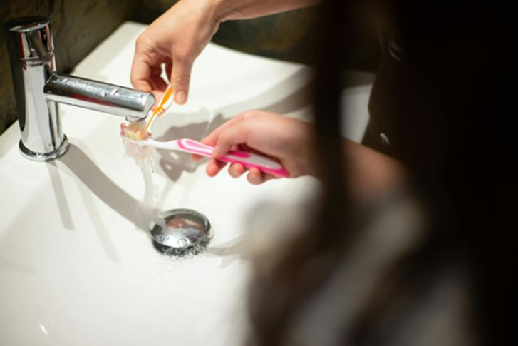 Trước khi đánh răng có cần làm ướt bàn chải không? Nha sĩ lên tiếng: đa số chúng ta đã làm sai- Ảnh 2.