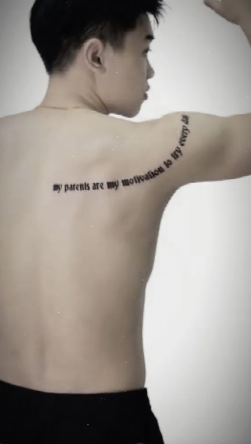Hé lộ hình xăm ý nghĩa trên lưng Đình Bắc, đây là động lực giúp ngôi sao U23 Việt Nam vượt khó và toả sáng- Ảnh 1. Hé lộ hình xăm ý nghĩa trên lưng Đình Bắc, đây là động lực giúp ngôi sao U23 Việt Nam vượt khó và toả sáng- Ảnh 1.