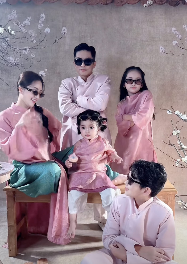 Gia đình Khánh Thi - Phan Hiển gây "sốt" với bộ ảnh Tết cực chất, bé Lisa xinh yêu như thiên thần chiếm trọn "spotlight"- Ảnh 1.