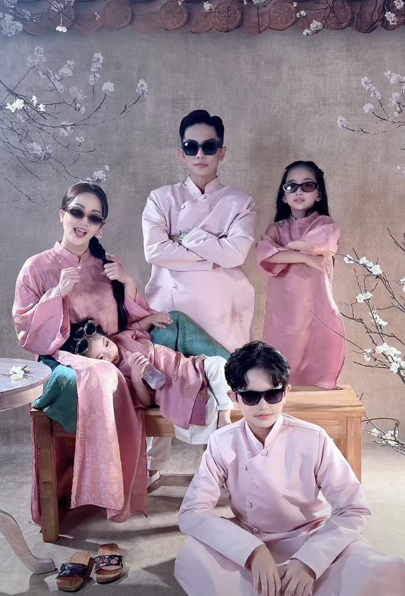 Gia đình Khánh Thi - Phan Hiển gây "sốt" với bộ ảnh Tết cực chất, bé Lisa xinh yêu như thiên thần chiếm trọn "spotlight"- Ảnh 2.