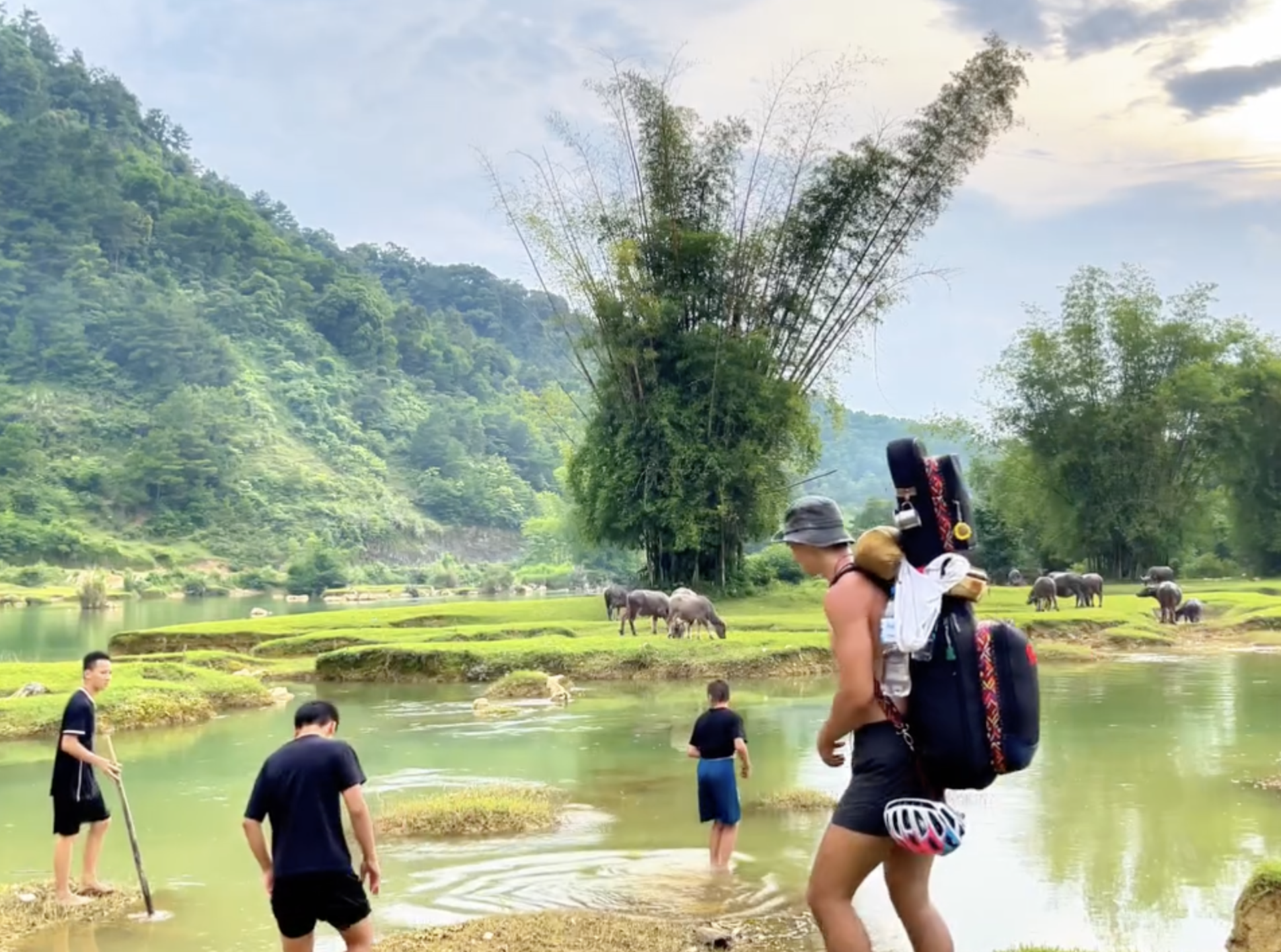 Cầm 200k rồi chạy biến đi mất, hành động quay lại của đứa trẻ vùng cao khiến khách Tây phải nể phục- Ảnh 1.