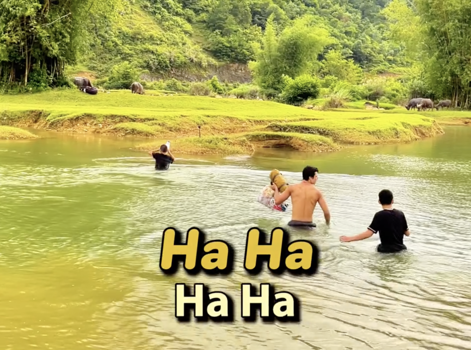 Cầm 200k rồi chạy biến đi mất, hành động quay lại của đứa trẻ vùng cao khiến khách Tây phải nể phục- Ảnh 2.