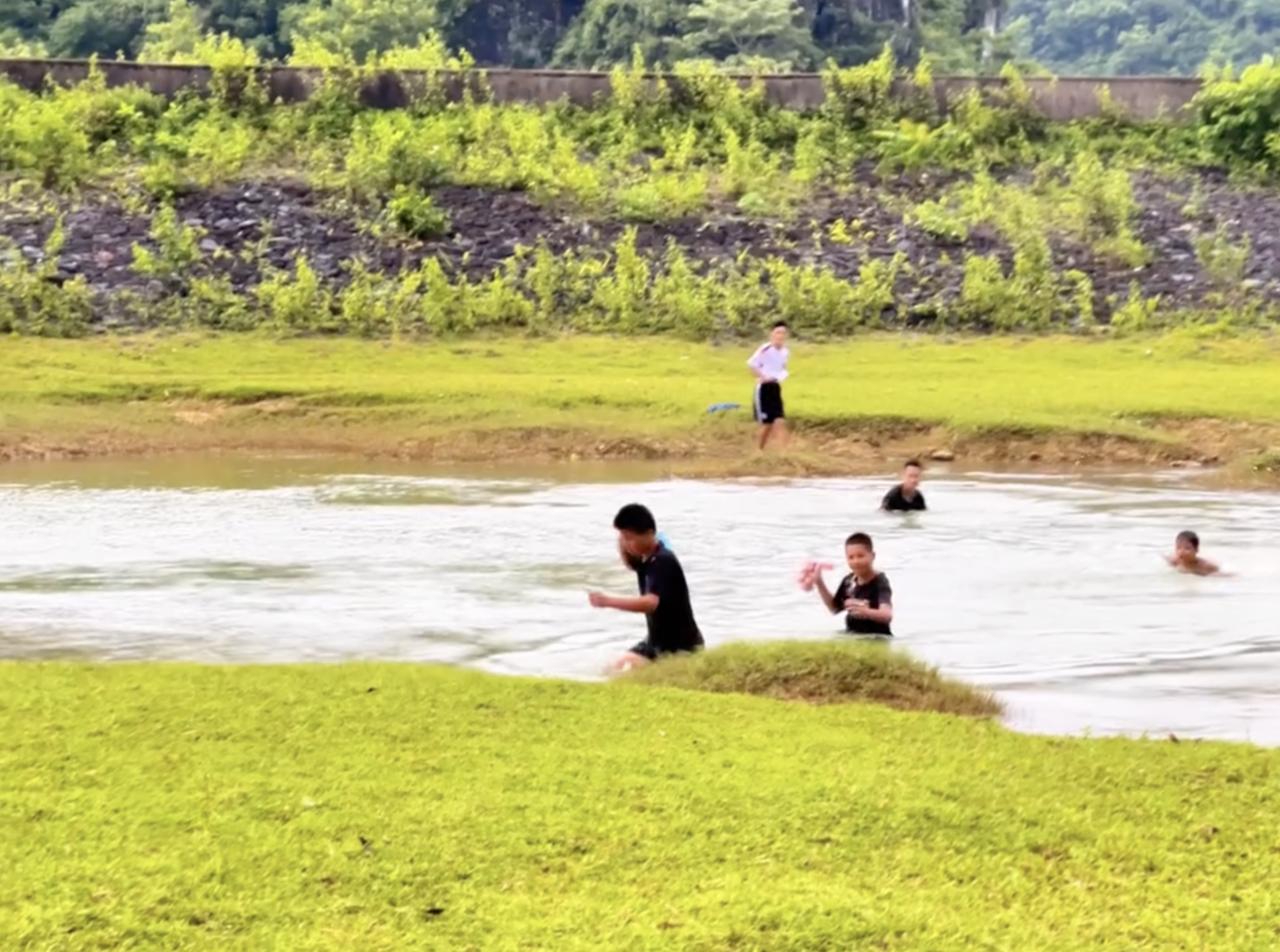 Cầm 200k rồi chạy biến đi mất, hành động quay lại của đứa trẻ vùng cao khiến khách Tây phải nể phục- Ảnh 4.