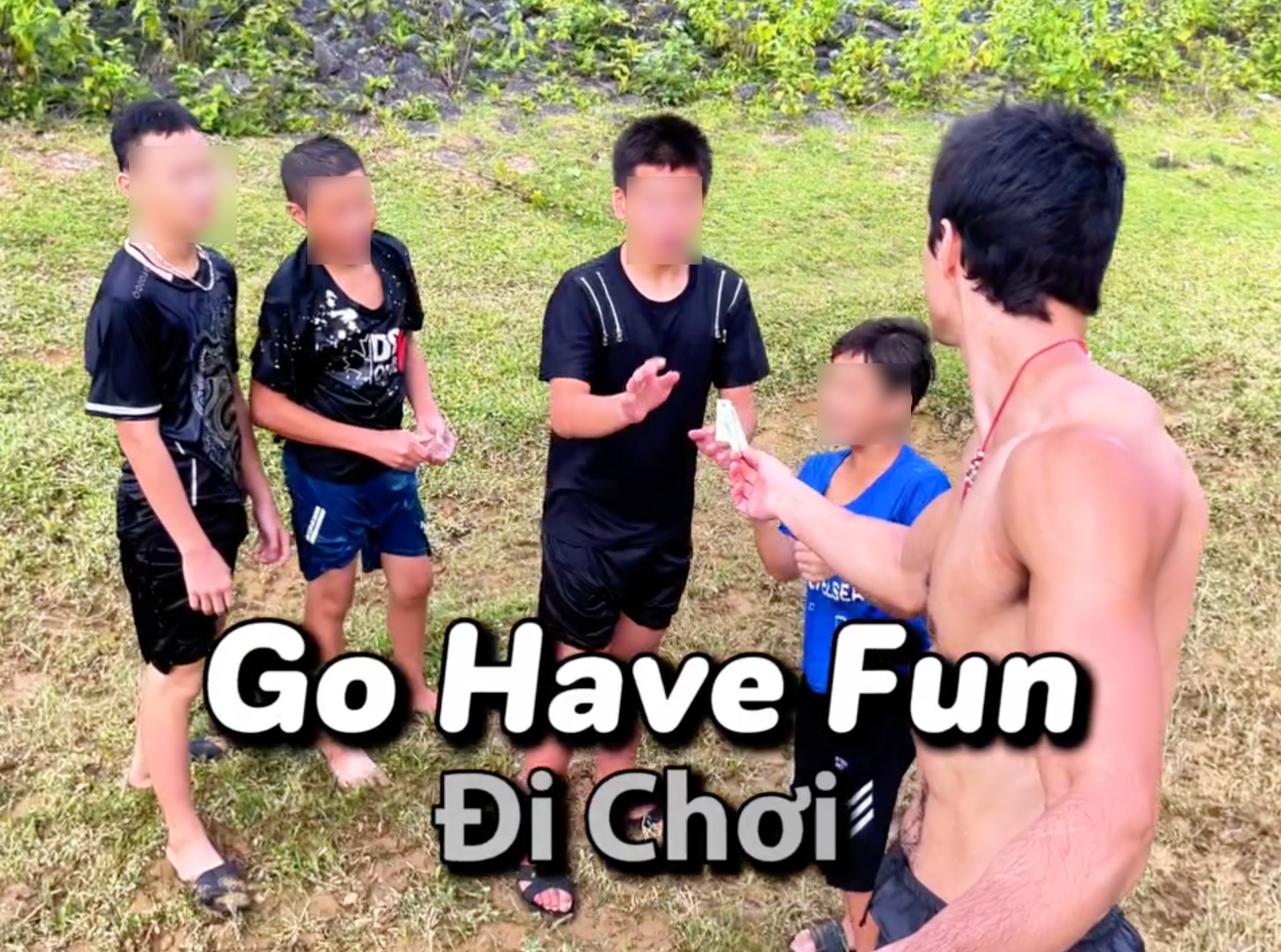 Cầm 200k rồi chạy biến đi mất, hành động quay lại của đứa trẻ vùng cao khiến khách Tây phải nể phục- Ảnh 3.