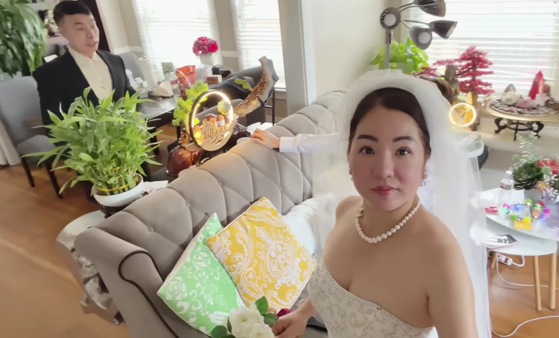 Nữ nghệ sĩ 50 tuổi là mẹ đơn thân mặc váy cưới: "Tôi chuẩn bị đi lấy chồng rồi"- Ảnh 1.