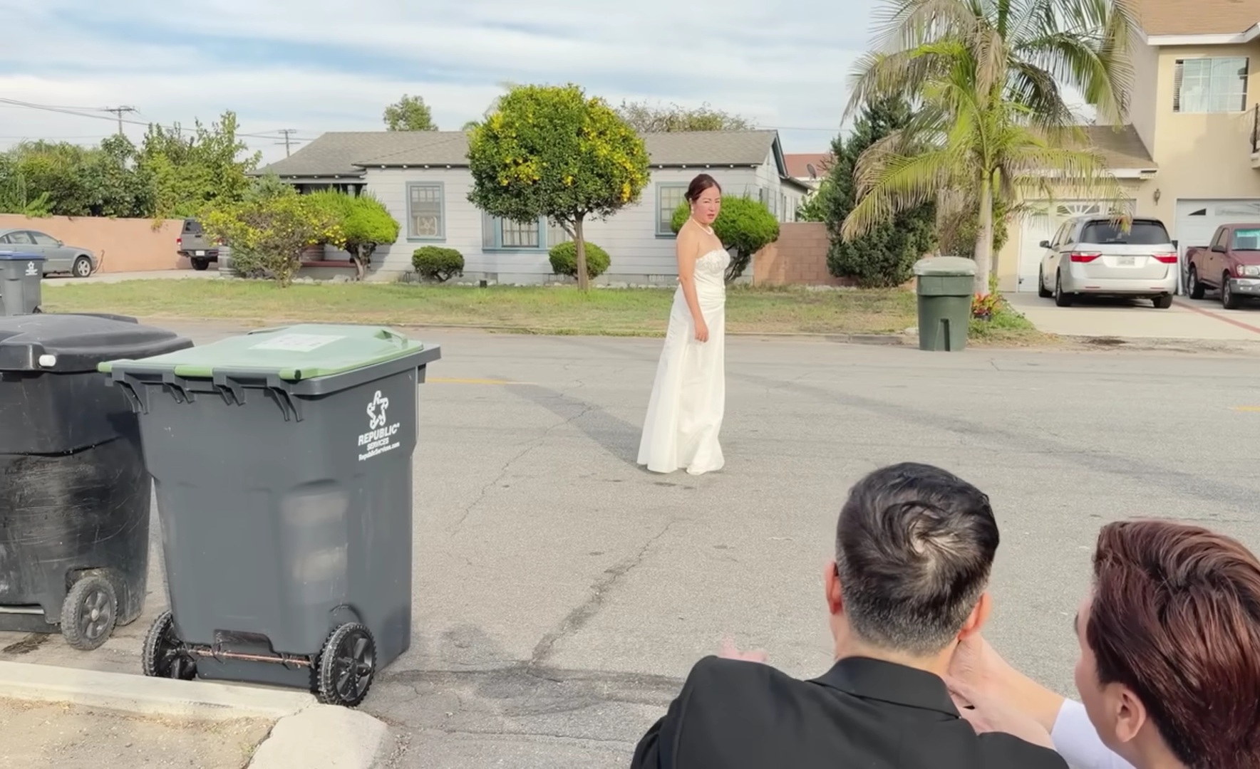 Nữ nghệ sĩ 50 tuổi là mẹ đơn thân mặc váy cưới: "Tôi chuẩn bị đi lấy chồng rồi"- Ảnh 2.