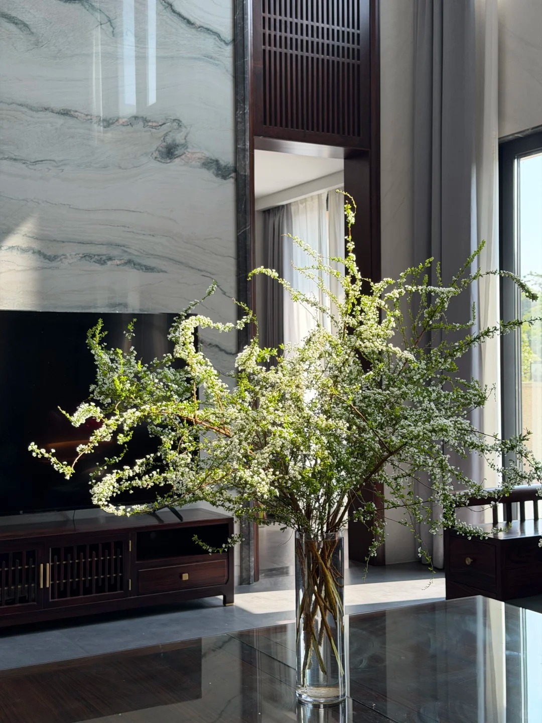 Mẹo giữ hoa tuyết mai tươi ròng rã 2 tuần: Sai lầm "kinh điển" khi thay nước khiến hoa héo rũ mà 90% chị em đang làm mỗi ngày- Ảnh 5.