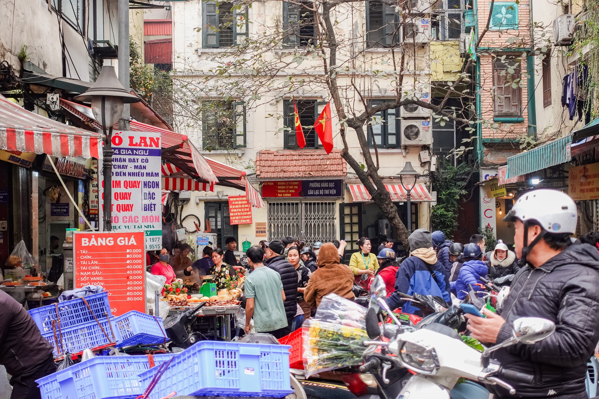 Gà luộc 1 triệu/con vẫn đổ xô mua - đây là khu chợ hot nhất Hà Nội hôm nay! - Ảnh 3.