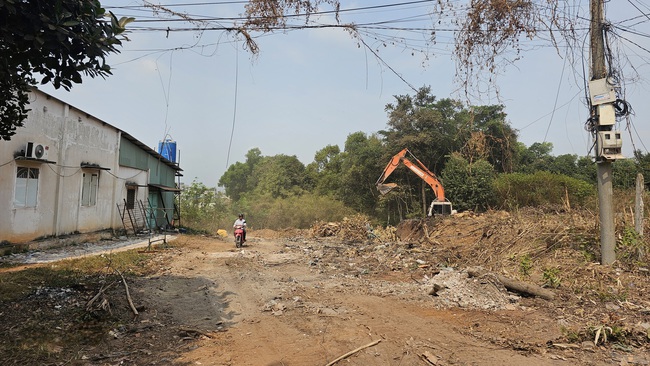 Ám ảnh với bụi đất đỏ khi đi qua đường Lò Lu ở phường Chánh Hiệp, TPHCM- Ảnh 5.