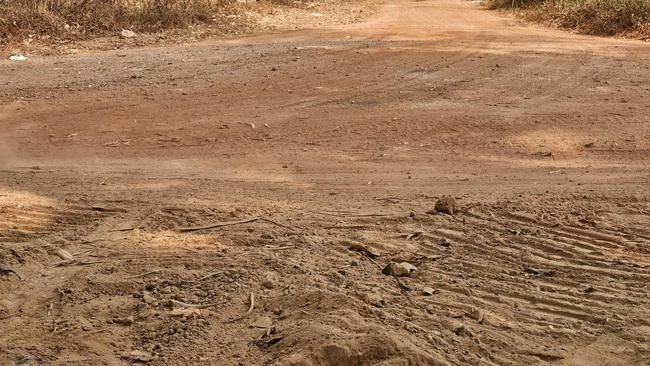 Ám ảnh với bụi đất đỏ khi đi qua đường Lò Lu ở phường Chánh Hiệp, TPHCM- Ảnh 4.