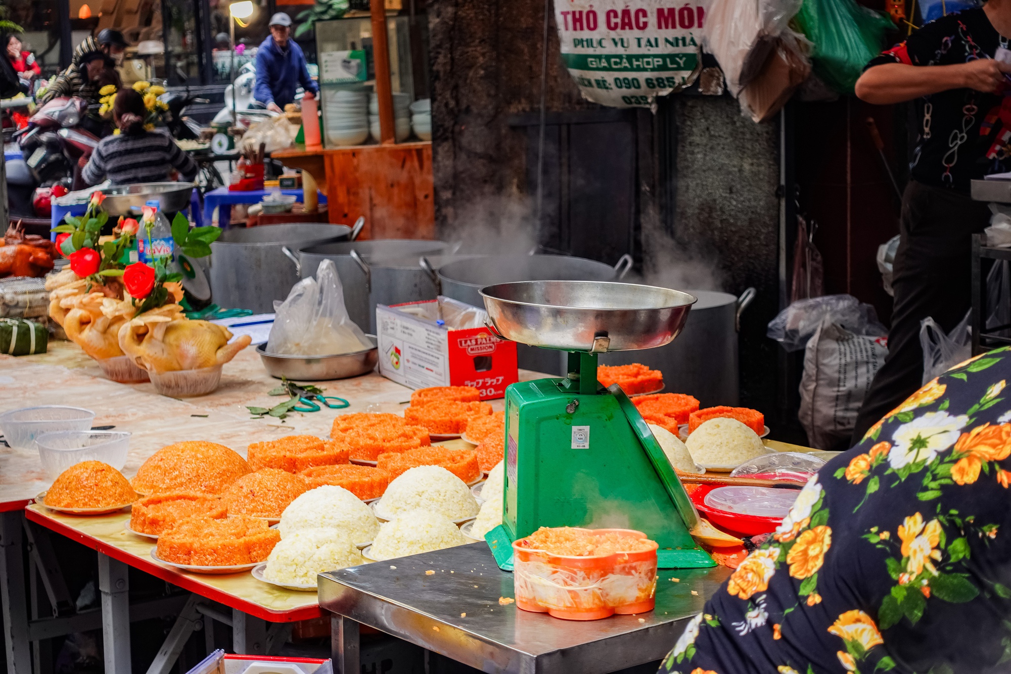 Gà luộc 1 triệu/con vẫn đổ xô mua - đây là khu chợ hot nhất Hà Nội hôm nay! - Ảnh 12.