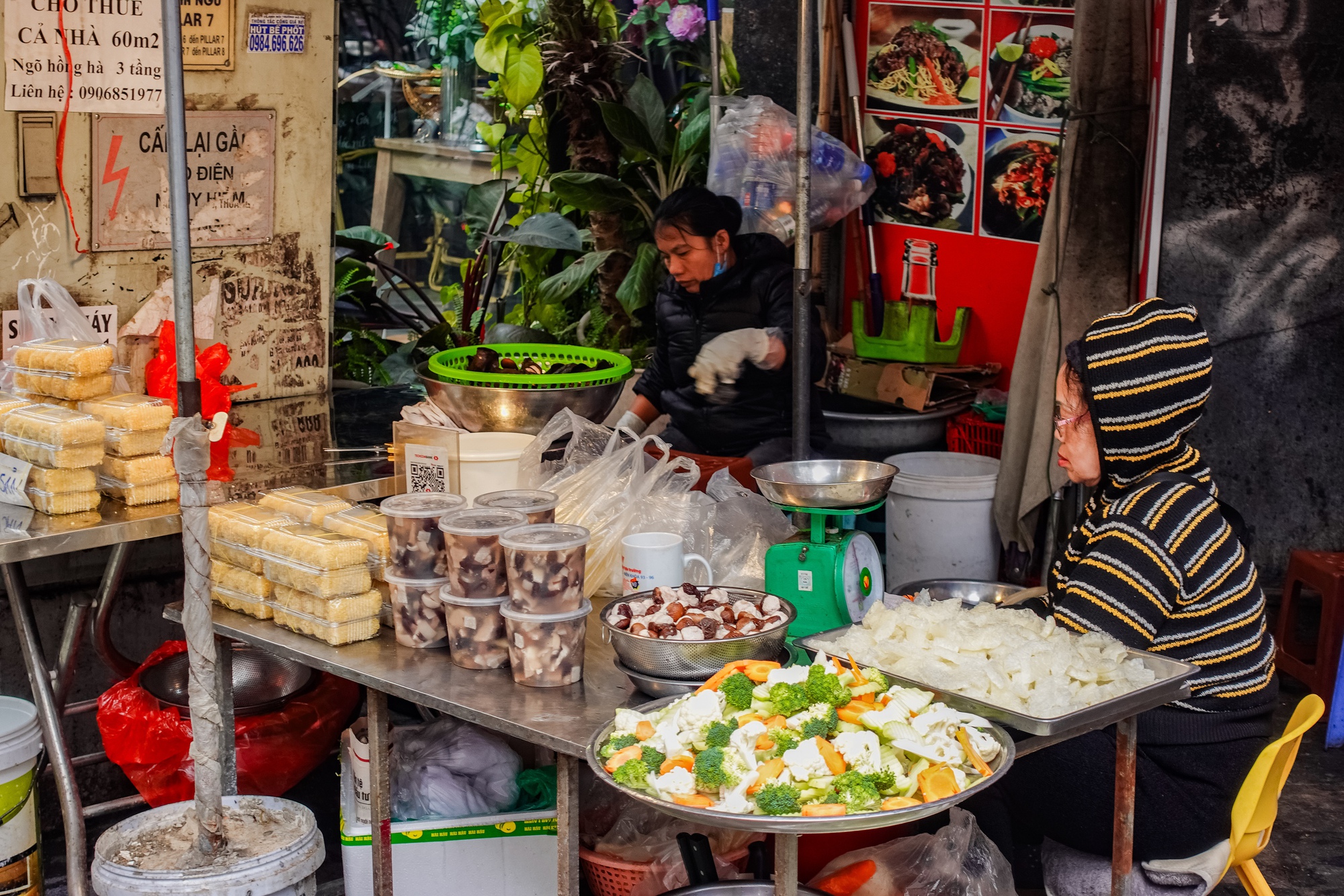 Gà luộc 1 triệu/con vẫn đổ xô mua - đây là khu chợ hot nhất Hà Nội hôm nay! - Ảnh 16.