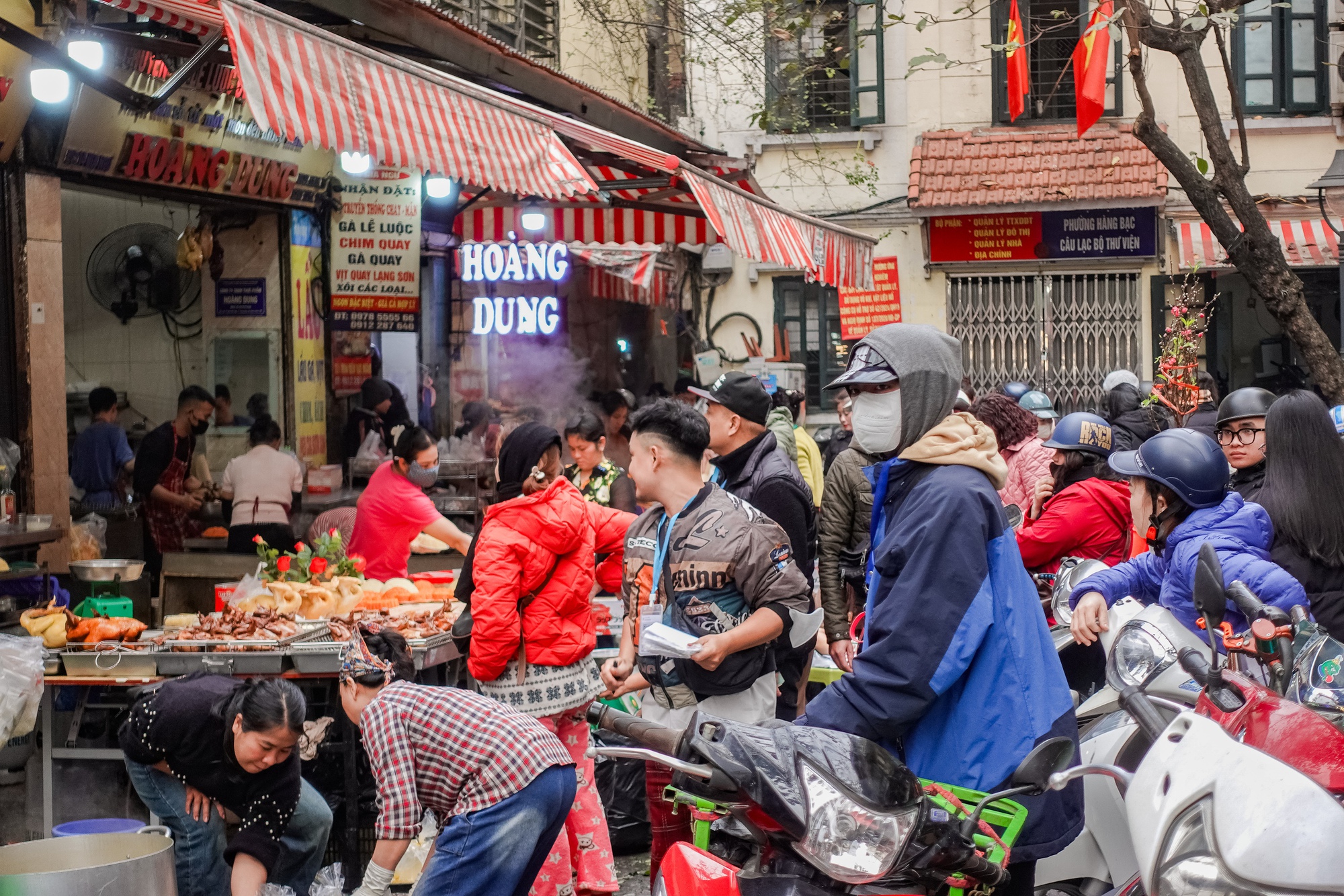 Gà luộc 1 triệu/con vẫn đổ xô mua - đây là khu chợ hot nhất Hà Nội hôm nay! - Ảnh 1.