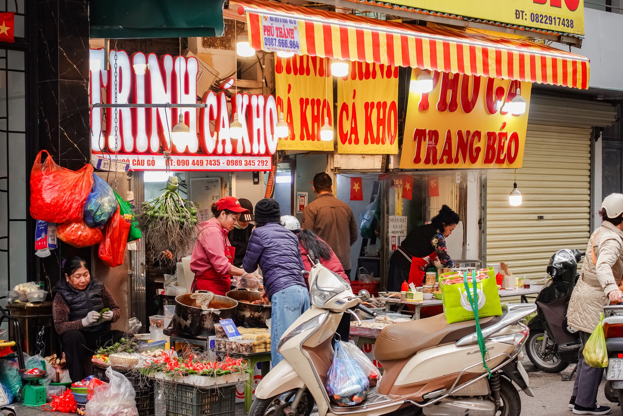 Gà luộc 1 triệu/con vẫn đổ xô mua - đây là khu chợ hot nhất Hà Nội hôm nay! - Ảnh 2.