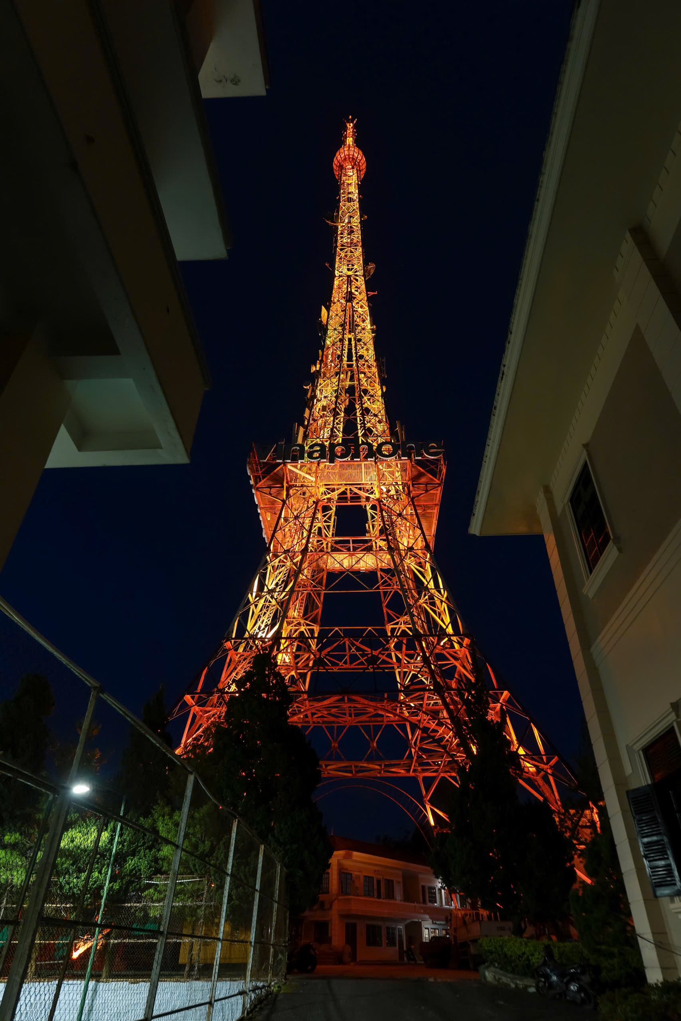 Nơi được ví như "tiểu Paris của Việt Nam": Du khách giật mình vì nhiều điểm chung, có tòa tháp như Eiffel - Ảnh 2.
