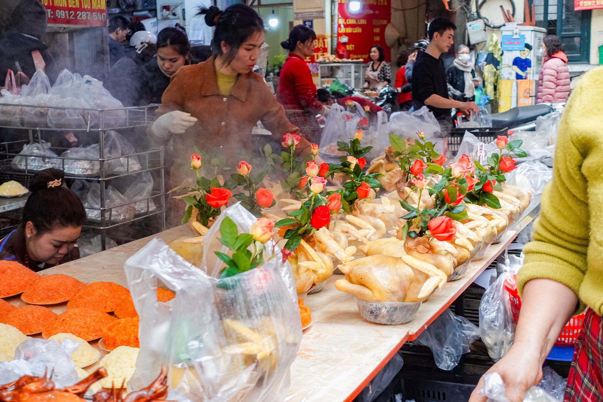 Gà luộc 1 triệu/con vẫn đổ xô mua - đây là khu chợ hot nhất Hà Nội hôm nay! - Ảnh 6.