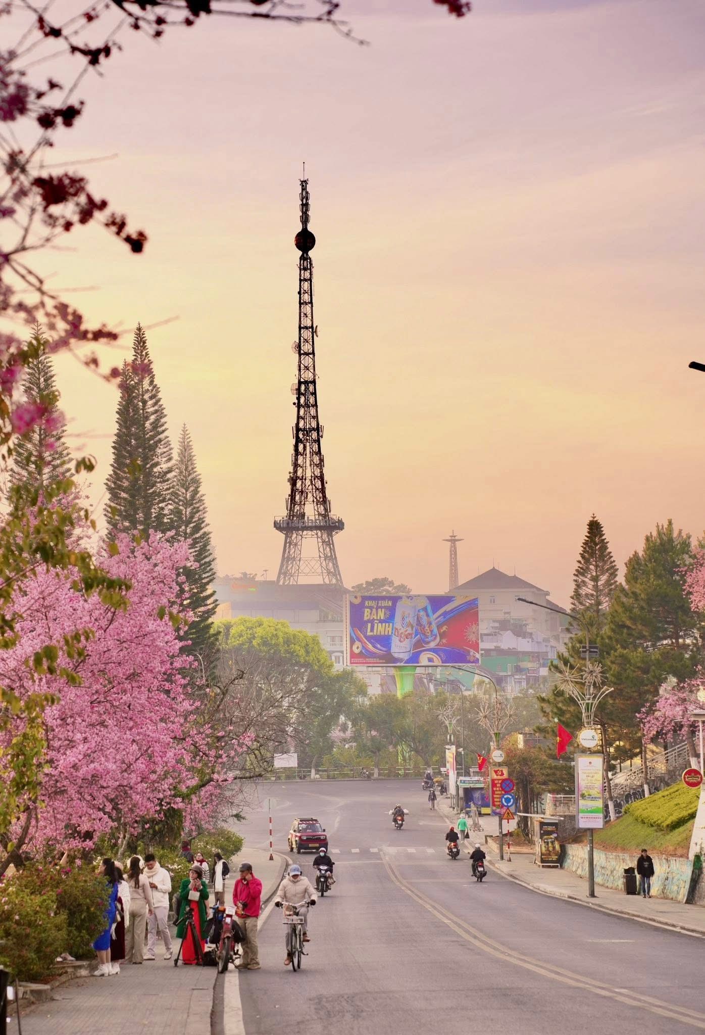 Nơi được ví như "tiểu Paris của Việt Nam": Du khách giật mình vì nhiều điểm chung, có tòa tháp như Eiffel - Ảnh 1.