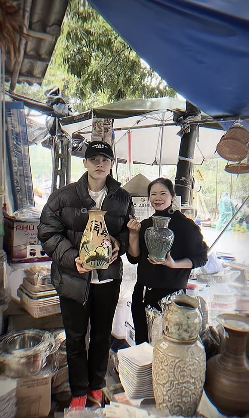 Không ai như Đình Bắc: Mang két sắt làm giá đỡ chậu hoa đào, mua bình cắm hoa ngày Tết cũng hút fan rần rần - Ảnh 1.