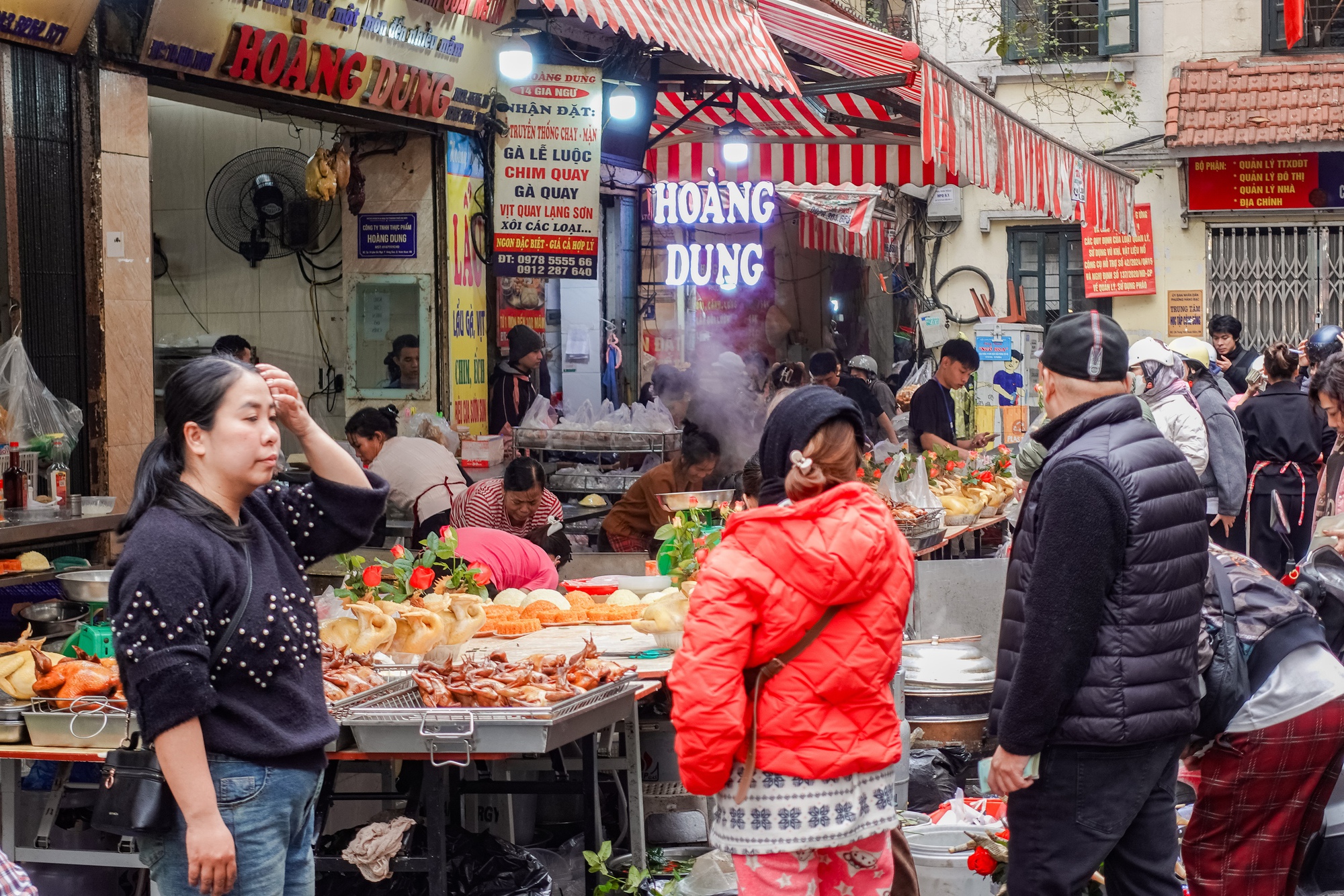 Gà luộc 1 triệu/con vẫn đổ xô mua - đây là khu chợ hot nhất Hà Nội hôm nay! - Ảnh 7.