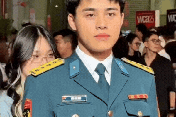 Visual Đại úy Đào Văn Bình cỡ nào mà lọt top tìm kiếm sau Gala WeChoice, bóng lưng cũng là thần! - Ảnh 5.