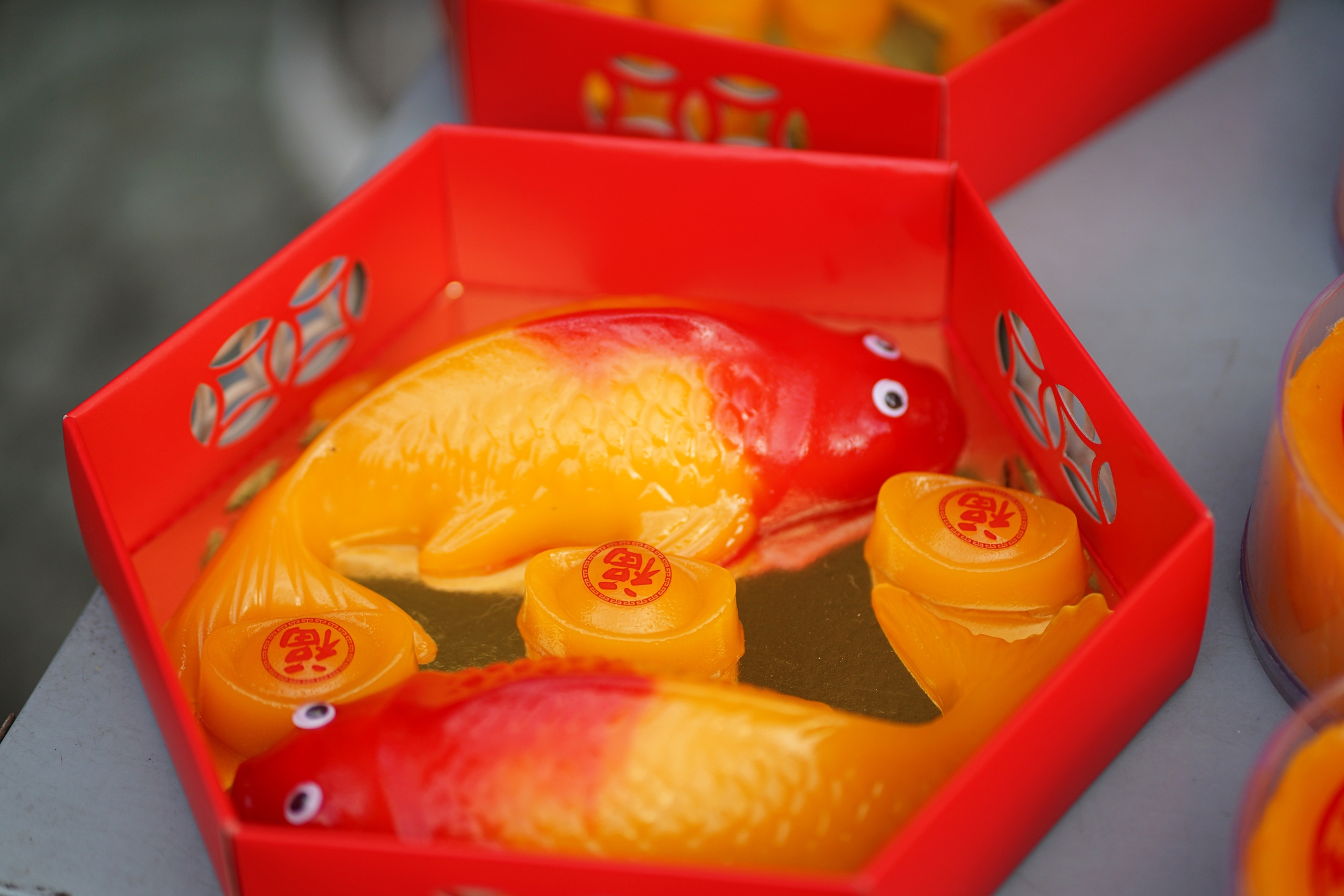 Cảnh tượng lạ lùng ngày ông Táo: Bánh trái đẹp như vàng nhưng người dân chỉ dám “mua một nửa” tại chợ người Hoa- Ảnh 8.