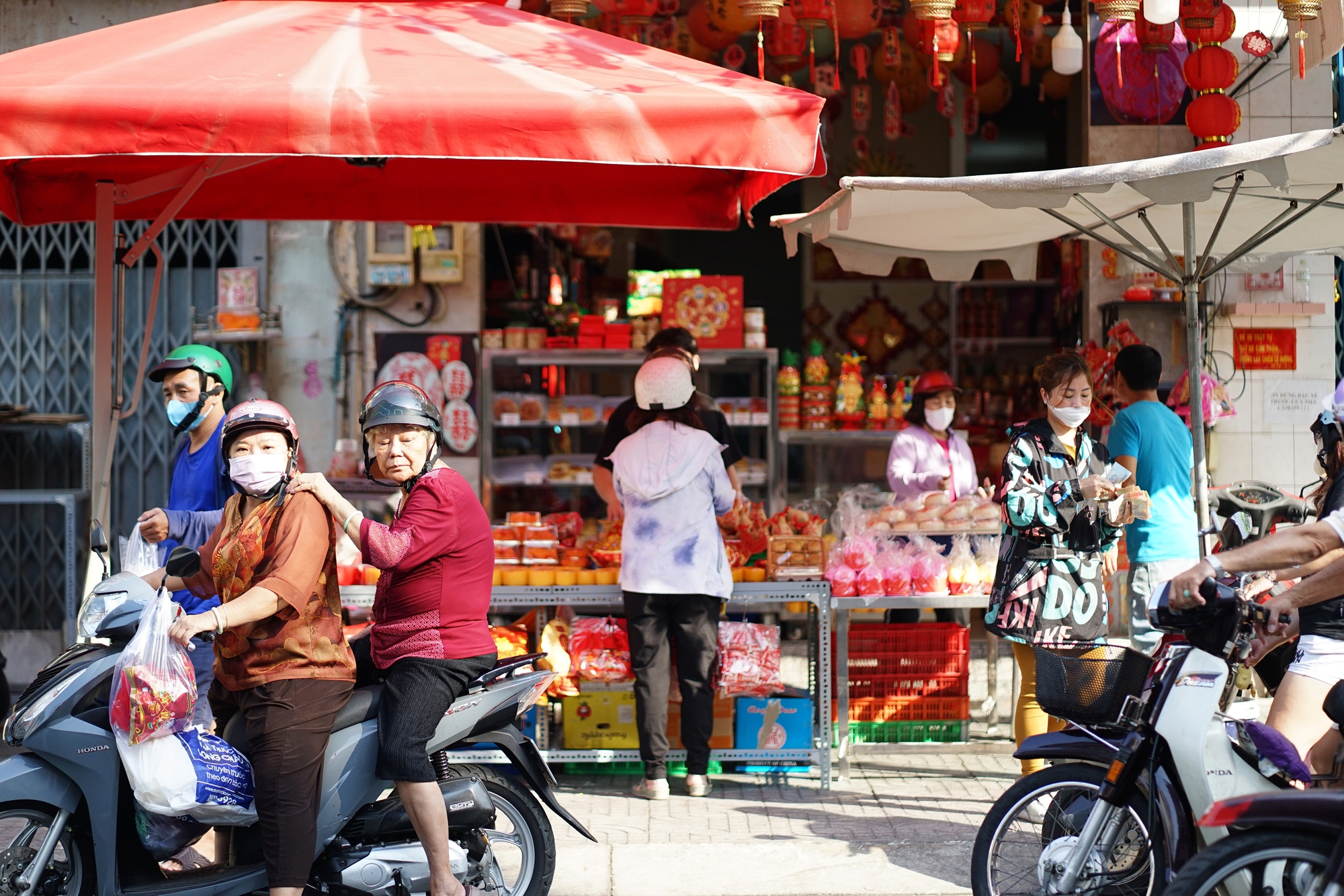 Cảnh tượng lạ lùng ngày ông Táo: Bánh trái đẹp như vàng nhưng người dân chỉ dám “mua một nửa” tại chợ người Hoa- Ảnh 3.