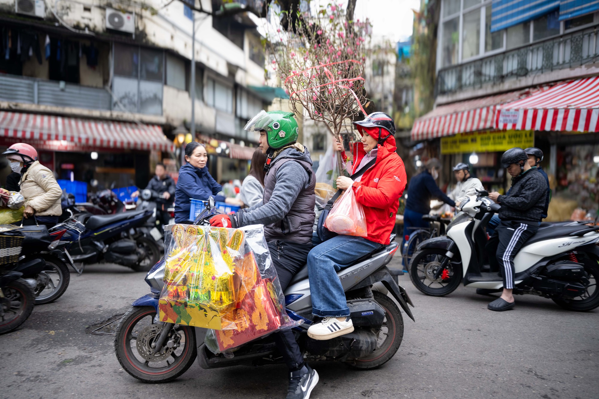 Chợ Hàng Bè đông nghịt ngày 23 tháng Chạp, khách mạnh tay chi hàng triệu đồng sắm lễ- Ảnh 17.