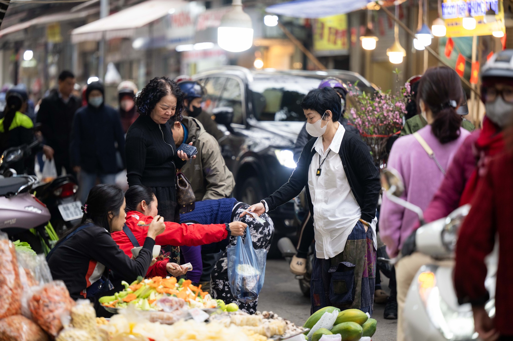 Chợ Hàng Bè đông nghịt ngày 23 tháng Chạp, khách mạnh tay chi hàng triệu đồng sắm lễ- Ảnh 15.