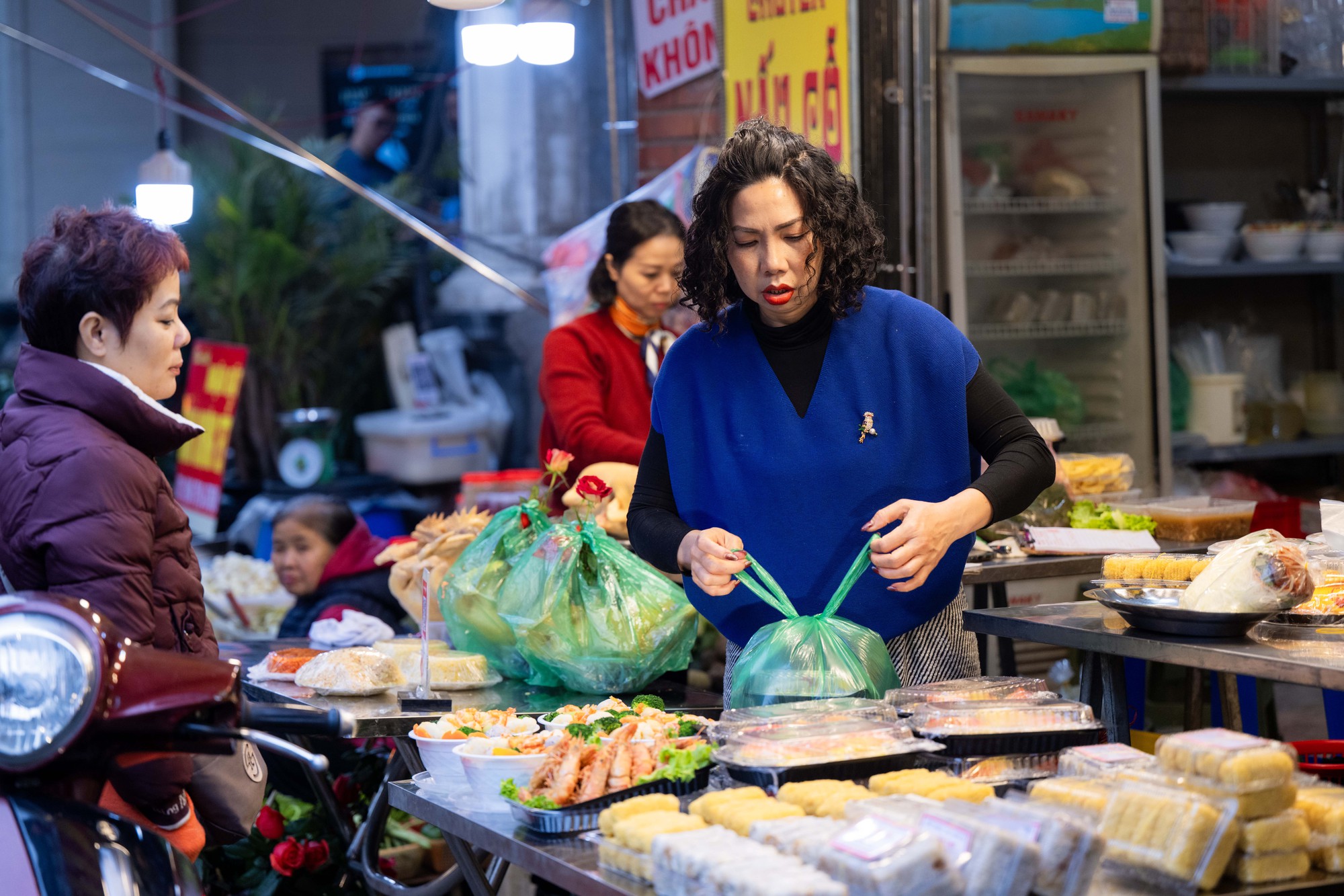 Chợ Hàng Bè đông nghịt ngày 23 tháng Chạp, khách mạnh tay chi hàng triệu đồng sắm lễ- Ảnh 9.