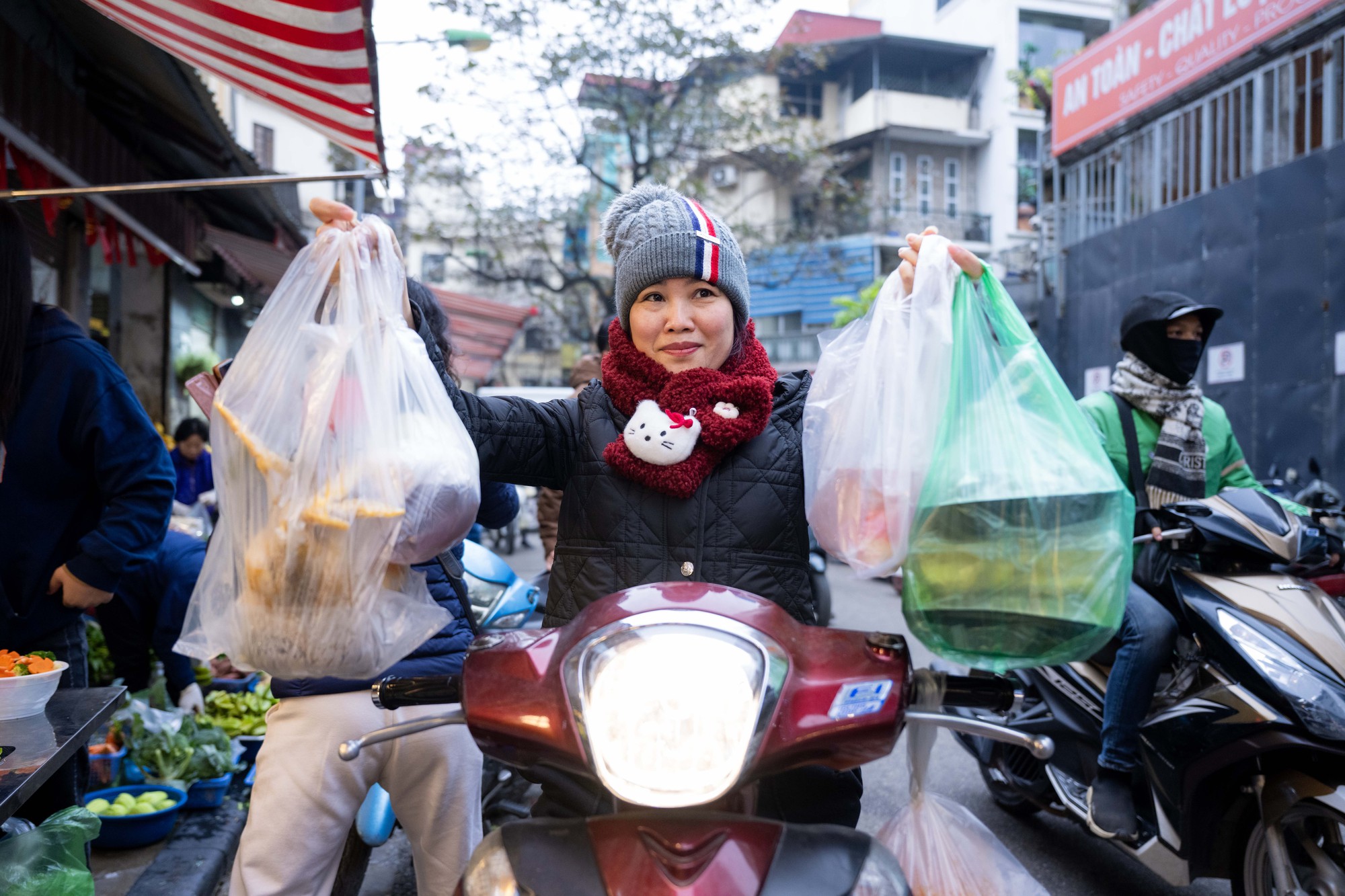 Chợ Hàng Bè đông nghịt ngày 23 tháng Chạp, khách mạnh tay chi hàng triệu đồng sắm lễ- Ảnh 10.