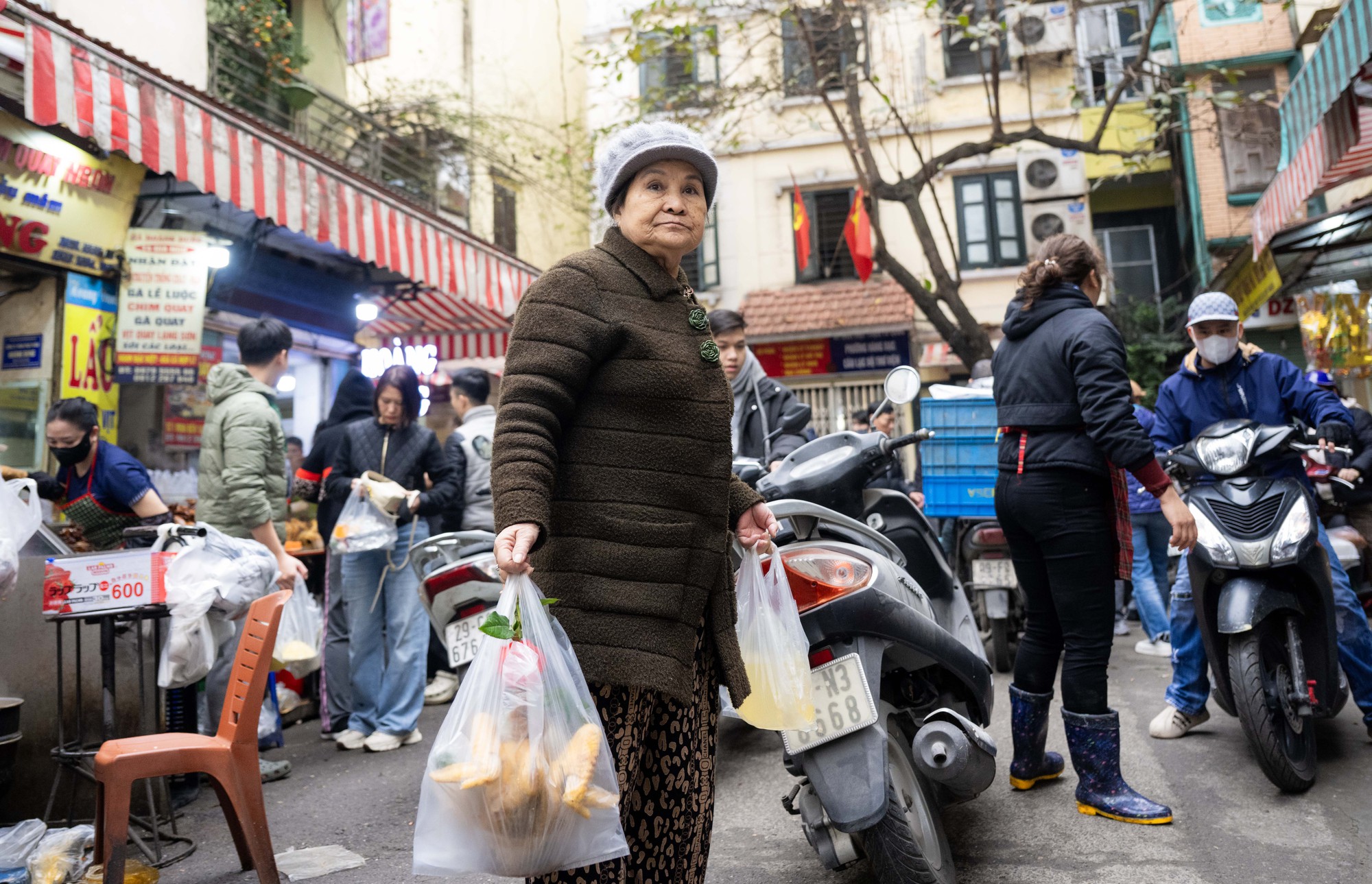 Chợ Hàng Bè đông nghịt ngày 23 tháng Chạp, khách mạnh tay chi hàng triệu đồng sắm lễ- Ảnh 11.
