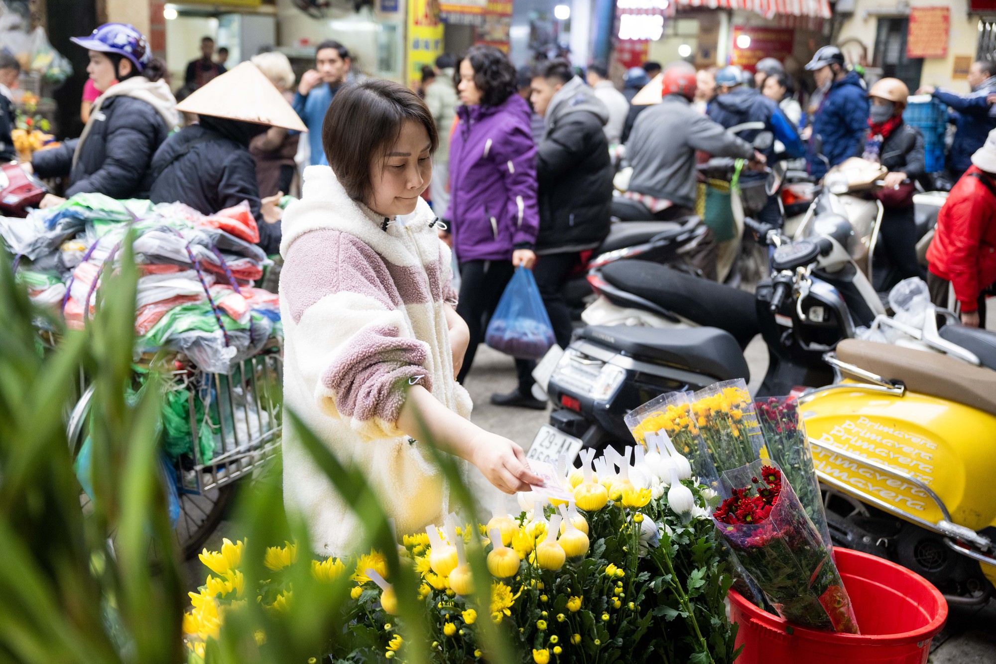 Chợ Hàng Bè đông nghịt ngày 23 tháng Chạp, khách mạnh tay chi hàng triệu đồng sắm lễ- Ảnh 14.