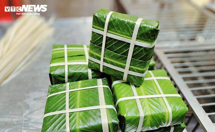 Người trẻ gói bánh chưng thuê, kiếm tiền triệu dịp cận Tết- Ảnh 5.
