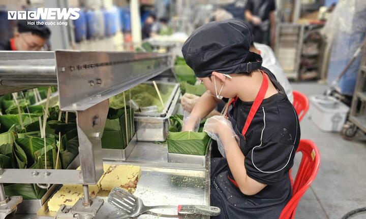 Người trẻ gói bánh chưng thuê, kiếm tiền triệu dịp cận Tết- Ảnh 1.