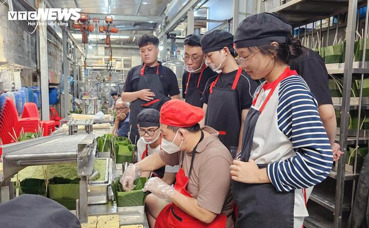 Người trẻ gói bánh chưng thuê, kiếm tiền triệu dịp cận Tết- Ảnh 2.